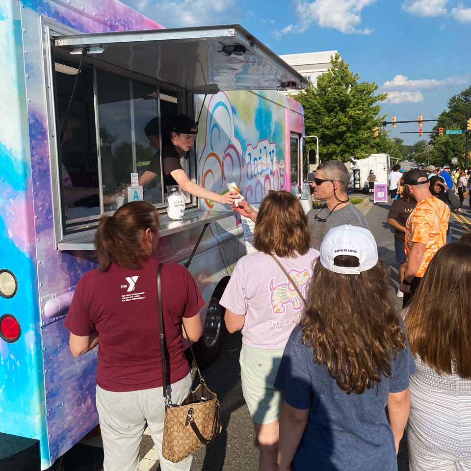 Crowd of customers outside of the tie-dye Daily SCOOPS truck